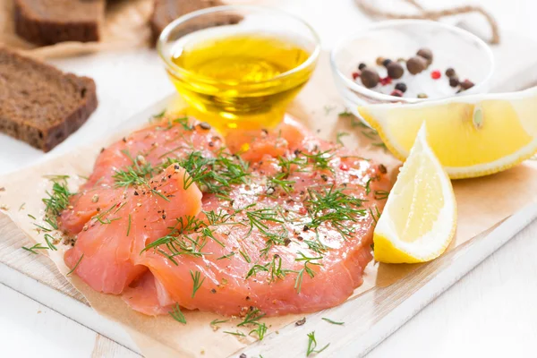 Appetizer - salted salmon and bread on a wooden board — Stock Photo, Image