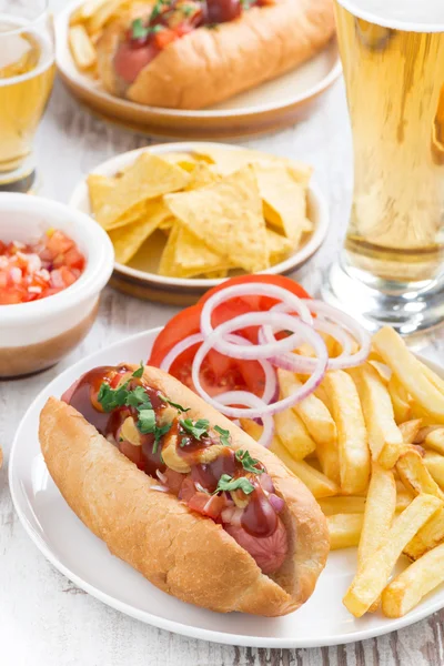 Hot-dogs avec frites, bière et snacks, vertical, vue sur le dessus — Photo