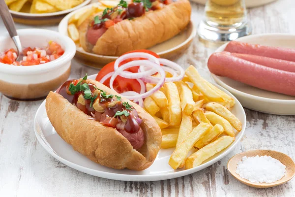 Hot-dogs aux tomates, oignons et frites — Photo
