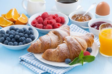 kruvasan, reçel, taze çilek ve portakal suyu Kahvaltı