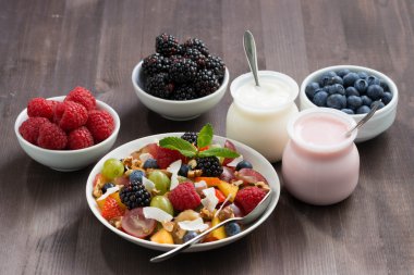 Meyve salatası, taze meyve ve yoğurt ahşap bir masa üzerinde