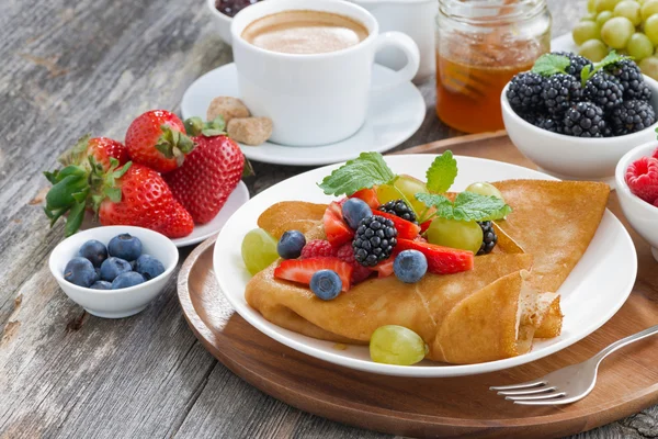 Ontbijt - pannenkoeken met verse bessen en honing, koffie — Stockfoto