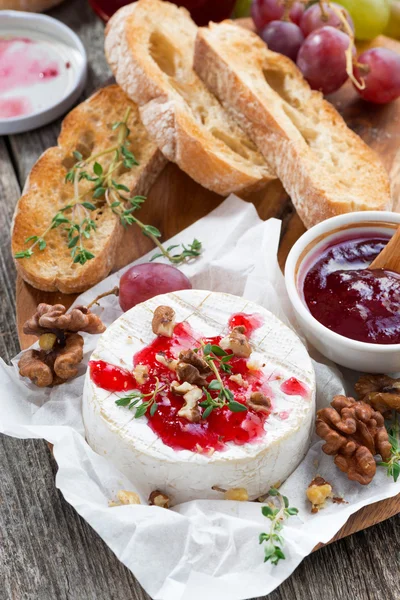 Delicious appetizers - camembert with berry jam, toast and fruit — Stock Photo, Image