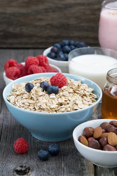 Productos frescos para el desayuno sobre un fondo de madera oscura, vertical — Foto de Stock