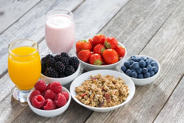 Gesundes Frühstück mit Beeren auf Holzgrund — Stockfoto