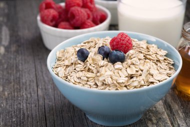 Koyu ahşap arka plan üzerinde sağlıklı bir kahvaltı için taze gıdalar