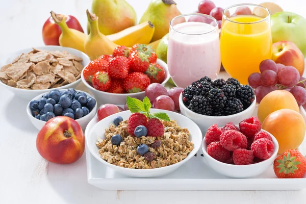 Leckeres und gesundes Frühstück mit Obst, Beeren und Müsli — Stockfoto