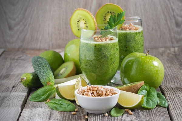 Gesunder grüner Smoothie mit Sprossen auf einem Holztisch — Stockfoto