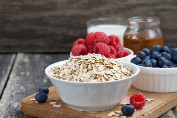 Färska livsmedel för en hälsosam frukost på trä bakgrund — Stockfoto