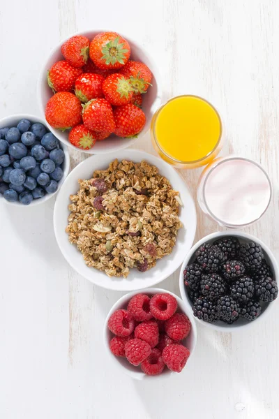 Färska bär, müsli, juice och yoghurt — Stockfoto