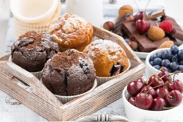 Ποικιλία από φρέσκα νόστιμα muffins και φρέσκα μούρα — Φωτογραφία Αρχείου