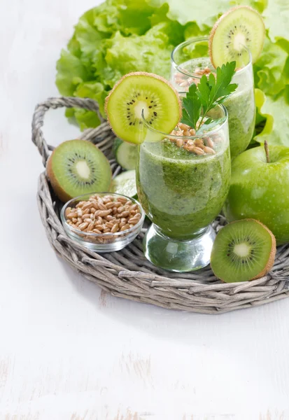 Gesunder grüner Smoothie mit Sprossen und weißem Holzhintergrund — Stockfoto