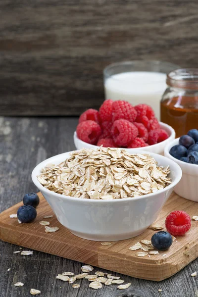 Alimentos frescos para un desayuno saludable en el fondo de madera — Foto de Stock