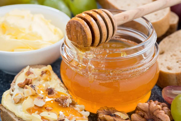 Honig, Brot mit Butter und Trauben, Nahaufnahme — Stockfoto