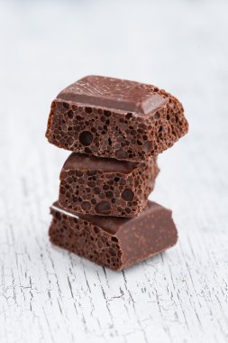 Beyaz ahşap zemin, dikey üzerinde gözenekli Bitter çikolata