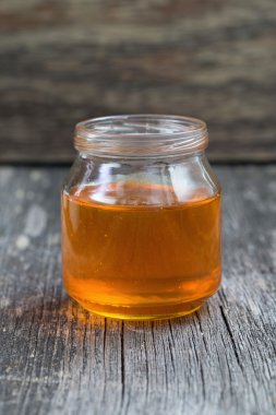 ahşap arka plan üzerinde bir cam kavanoza aromalı tatlım