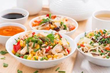 Asya öğle yemeği - kızarmış pilav ile tofu, sebze ile erişte