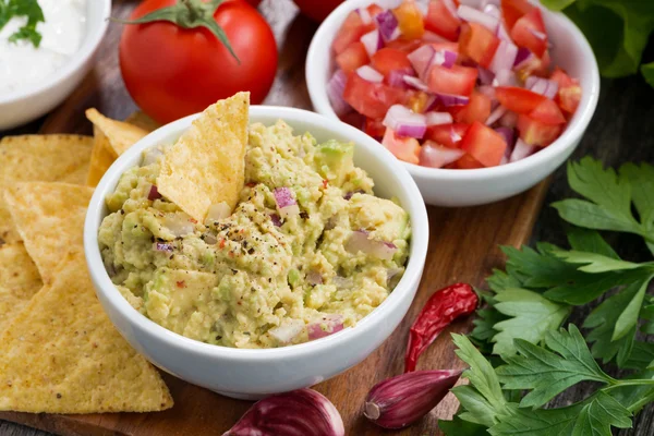 Omáčkou guacamole, tomatová salsa a kukuřičnými chipsy, pohled shora — Stock fotografie