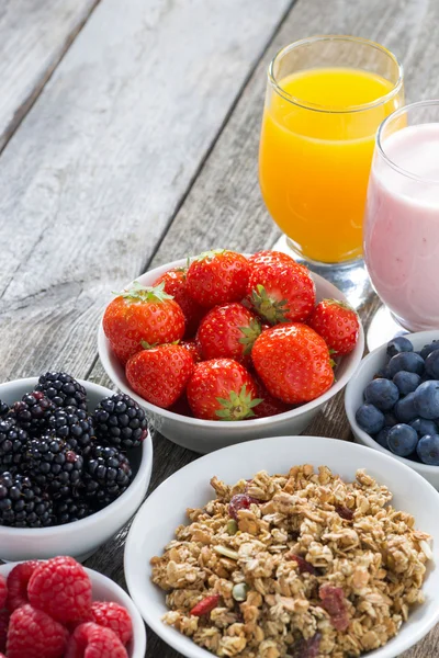 Gesundes Frühstück mit Beeren, vertikal, Nahaufnahme — Stockfoto