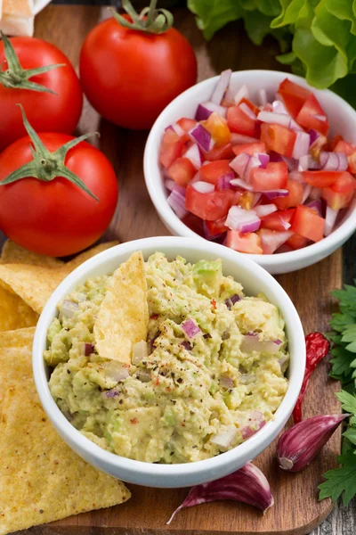 Salsa de guacamole, salsa de tomate y chips de maíz, vertical — Foto de Stock