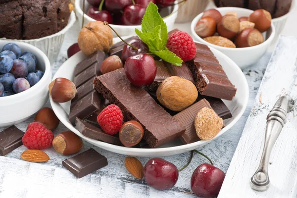 Surtido chocolate, bayas y frutos secos, primer plano —  Fotos de Stock