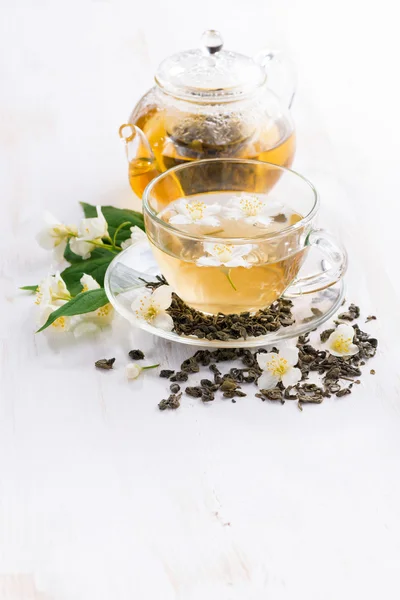 Grüner Tee mit Jasmin, senkrecht — Stockfoto