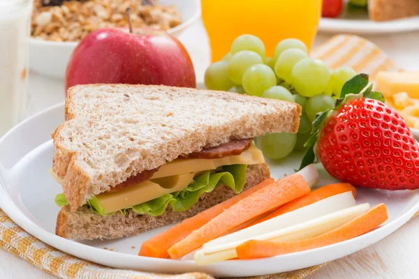 Petit déjeuner scolaire avec fruits et légumes, gros plan — Photo