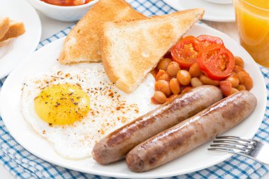 sosis tabakta ile geleneksel İngiliz kahvaltısı