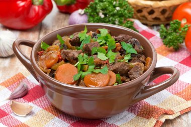 Sığır eti, sebzeler ve kuru erik yahnisi