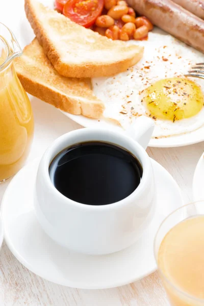 Traditioneel ontbijt - koffie, SAP, eieren, toast, verticaal — Stockfoto