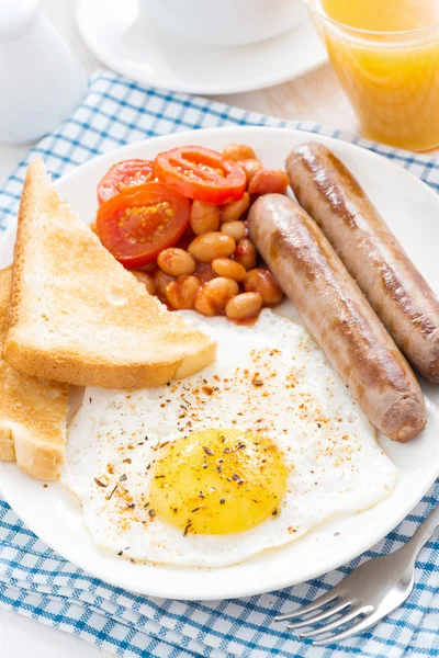 Traditionelles leckeres englisches Frühstück mit Würstchen, vertikal — Stockfoto