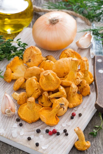 Verse cantharellen en ingrediënten voor het koken, close-up — Stockfoto