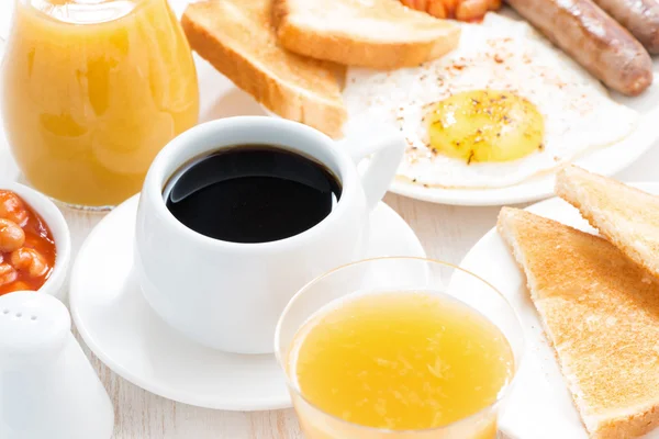 Desayuno tradicional - café, jugo, huevos, tostadas, vista superior —  Fotos de Stock