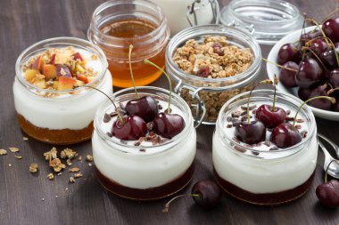 Tatlı krema ve koyu ahşap masa üzerinde Cam Kavanoz reçel ile