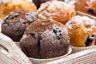 bir ahşap tepsi, closeup lezzetli muffins