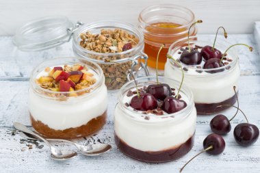 tatlı krema, vişne ve şeftali reçeli ile