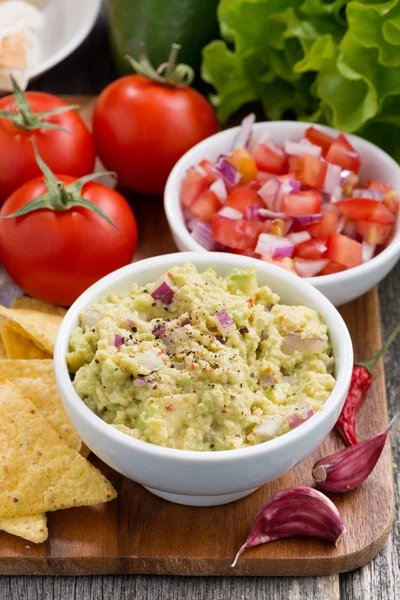 Guacamole, tomatová salsa a kukuřičnými chipsy, vertikální — Stock fotografie