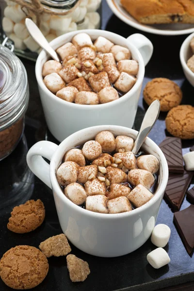 Kakao mit Marshmallows und Keksen, Draufsicht — Stockfoto
