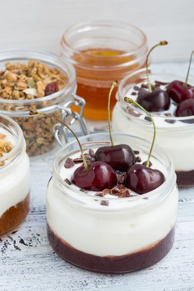 Postre con crema, mermelada de cereza y melocotón, vertical —  Fotos de Stock