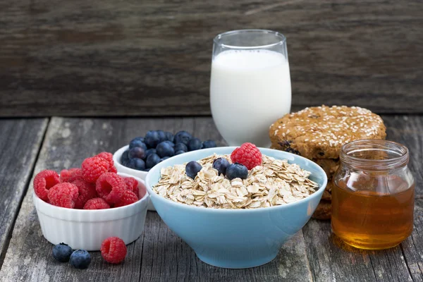 Frische Frühstücksprodukte auf einem hölzernen Hintergrund — Stockfoto