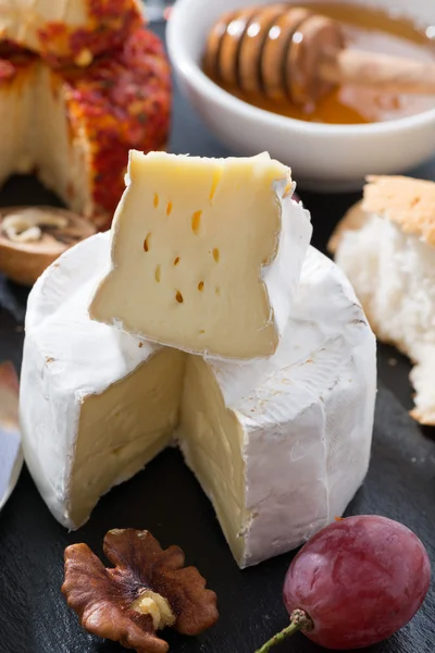 チーズ、黒板、垂直、クローズ アップで軽食を成形 — ストック写真