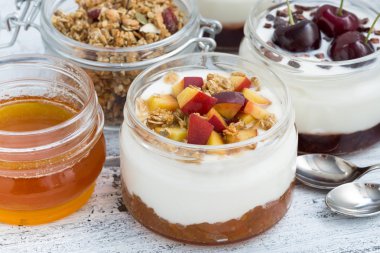 tatlı krema, şeftali ve kiraz reçeli, closeup ile