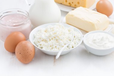 Beyaz ahşap arka planda, yatay taze süt ürünleri