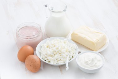 Beyaz ahşap masa üzerinde taze süt ürünleri