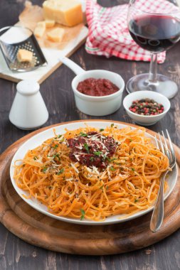 İtalyan gıda - domates sos ve peynir bir tabak makarna