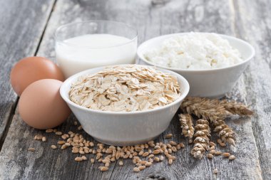 yulaf ezmesi, yumurta, peynir ve süt ahşap arka plan üzerinde