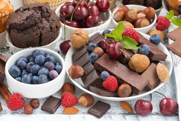 Sortimento chocolate escuro, bagas e nozes — Fotografia de Stock