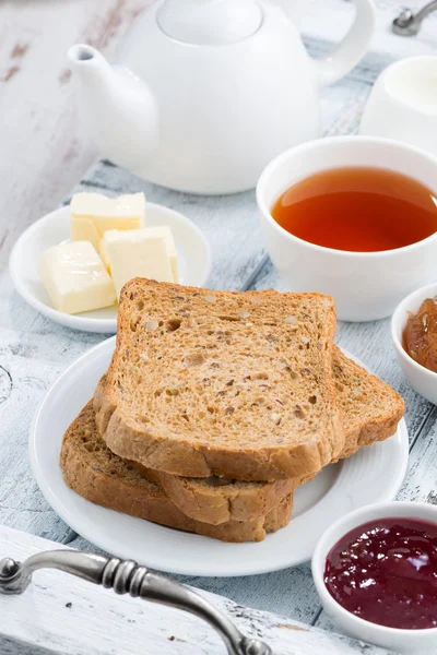 Colazione con pane tostato, marmellata e tè nero, verticale — Foto Stock