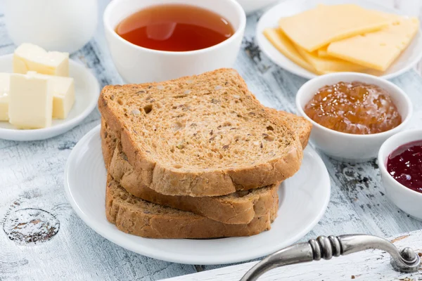 Frukost med rostat bröd, sylt och svart te — Stockfoto