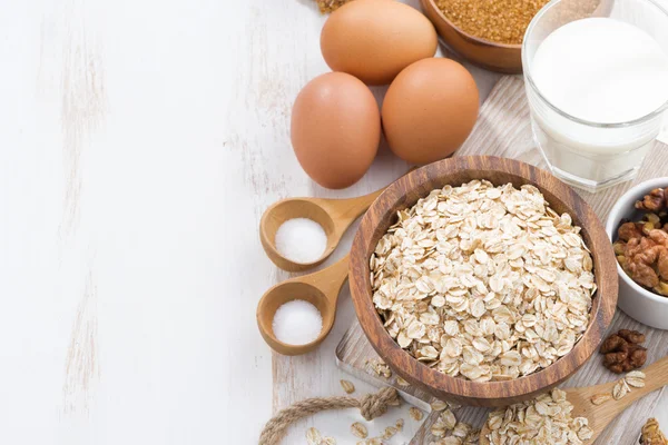 Copos de avena e ingredientes para hacer galletas —  Fotos de Stock